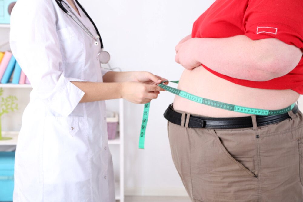 Dra. examina a un hombre con obesidad