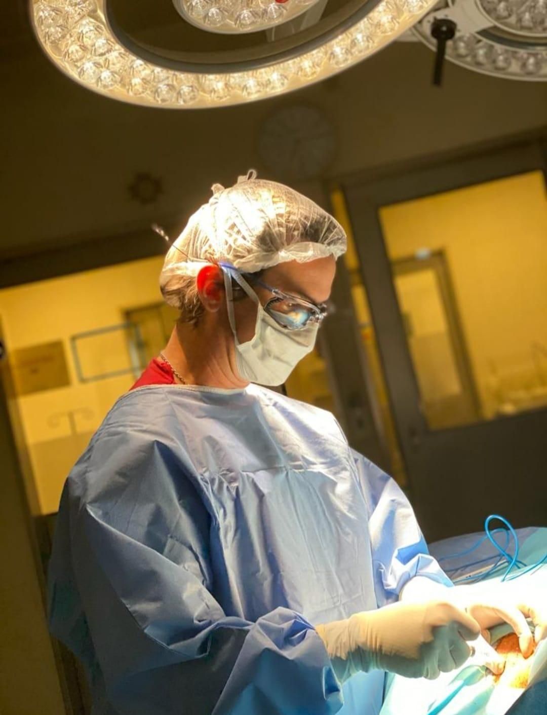 Dr. Corrales realizando una cirugía mamaria de recuperación rápida