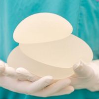 ¿Cómo elegir el implante mamario adecuado?