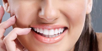 Causas y tratamientos para una sonrisa gingival