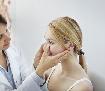 Gimasia facial y maquillaje para corregir imperfectos en la nariz