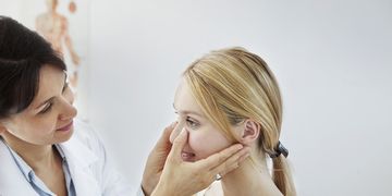 Gimasia facial y maquillaje para corregir imperfectos en la nariz