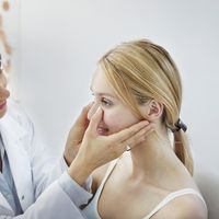 Gimasia facial y maquillaje para corregir imperfectos en la nariz