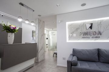 Recepción y sala de espera - Pineda Dental Studio
