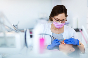 Profesional especializado en prótesis dentales.