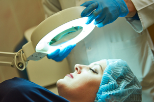 Médico especialista en rejuvenecimiento facial.