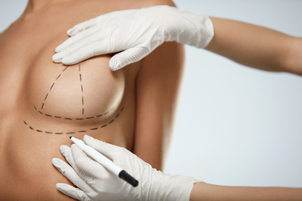 Primera visita al cirujano plástico para mamoplastia de reducción.