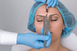 Visita al profesional de medicina estética