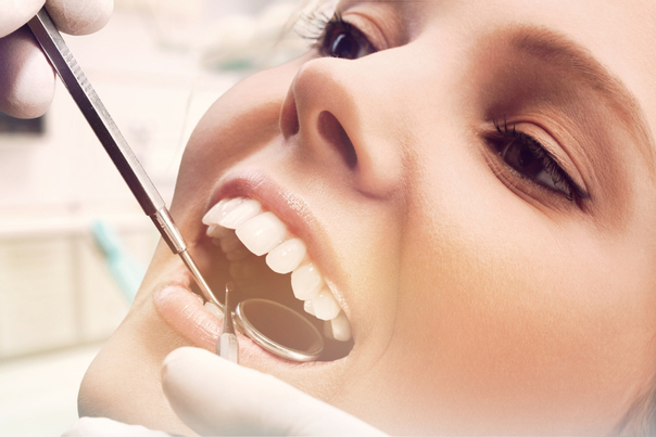 Visita al odontólogo para tratamiento de prótesis dental.