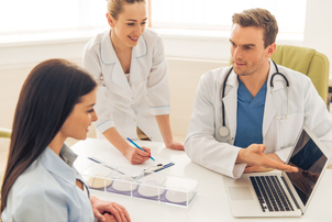 Cirujano para mamoplastia de reducción.