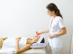 Paciente en tratamiento de microdermoabrasión.