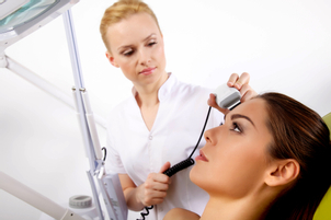 Primera cita con el dermatólogo para tratamiento de manchas en la piel.