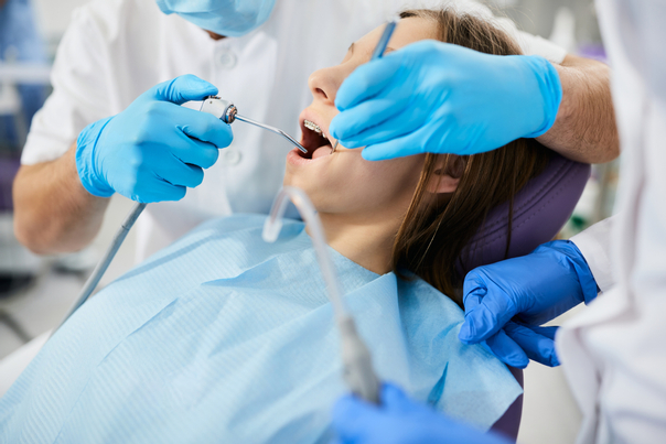 El dentista o higienista dental te dará una serie de pautas y recomendaciones para seguir diariamente en casa